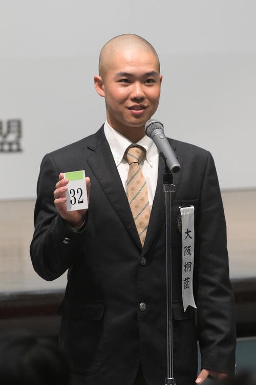 組み合わせの抽選を引く大阪桐蔭の黒川虎雅主将(撮影･滝沢美穂子)