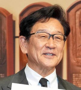 通知書を手に笑顔を見せる栗山英樹氏(2025年1月撮影)