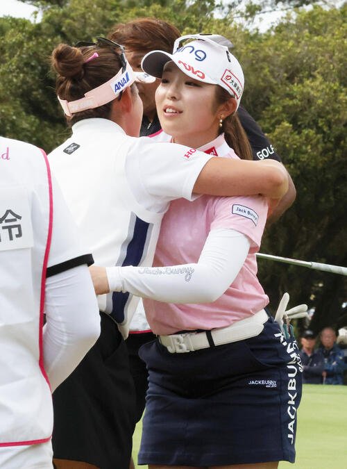 昨季年間女王の佐久間朱莉が大会コース記録に並ぶ｢62｣で首位浮上　全選手唯一2日間ボギーなし