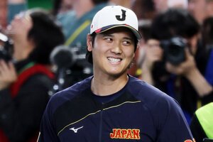 試合前、笑顔で練習に臨む大谷翔平(中央)=金居達朗撮影