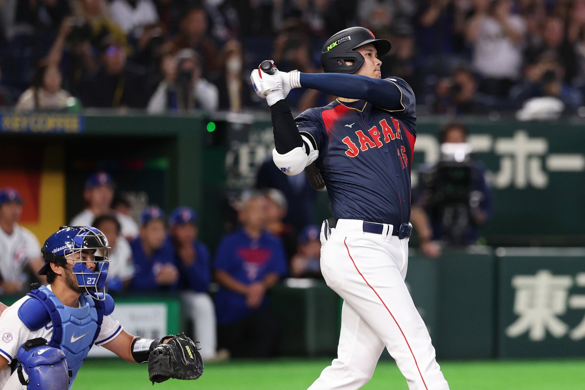 一回表日本無死、右翼線に二塁打を放つ大谷翔平=友永翔大撮影