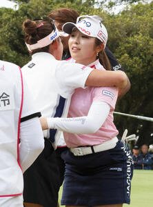 佐久間朱莉｢よくできた｣師匠･ジャンボさんも喜ぶ大会コース記録タイ｢62｣で17位→首位