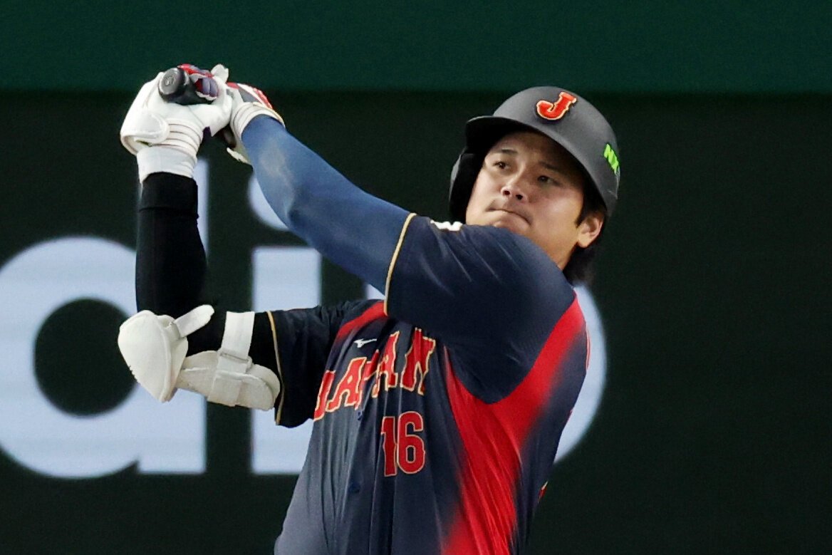 一回表日本無死、右翼線に二塁打を放つ大谷翔平=内海日和撮影