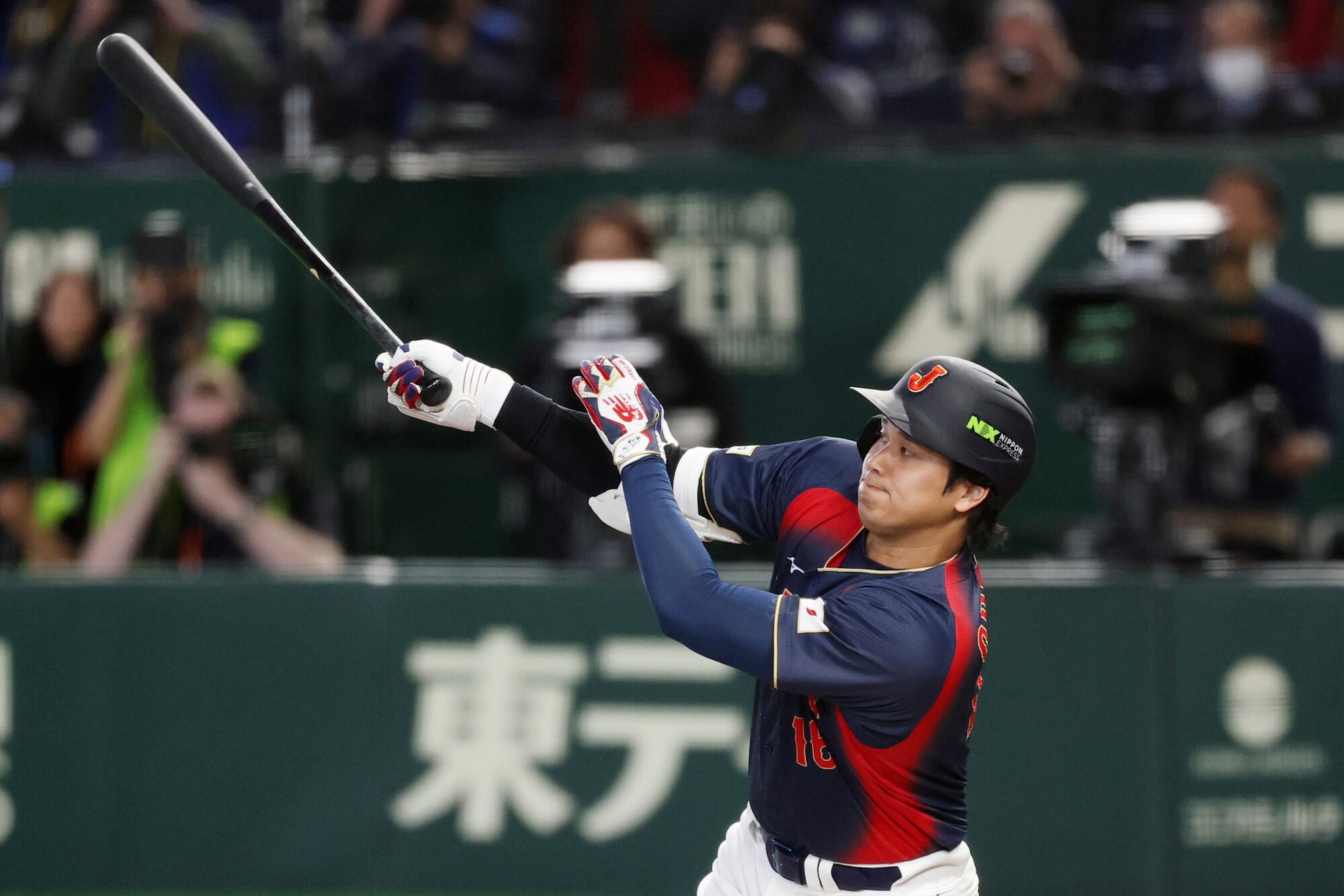 二回表日本1死満塁、大谷翔平は満塁本塁打を放つ=金居達朗撮影