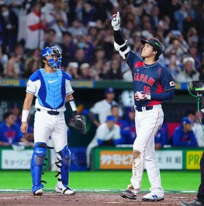 台湾対日本　12回表日本1死満塁、先制の満塁本塁打を放ちスタンドを指さす大谷(撮影･垰建太)