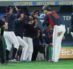 台湾対日本　2回表日本1死満塁、大谷は右越え満塁本塁打を放ちベンチの北山(左)とお茶立てポーズ(撮影･加藤哉)
