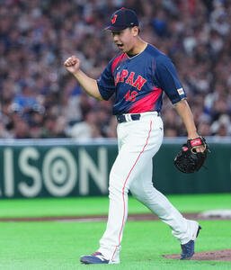 台湾対日本　3回裏台湾2死満塁、林安可を三振に仕留めガッツポーズする藤平(撮影･垰建太)