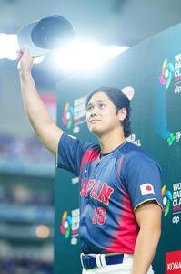 台湾対日本　台湾に大勝しお立ち台に上がる大谷(撮影･垰建太)