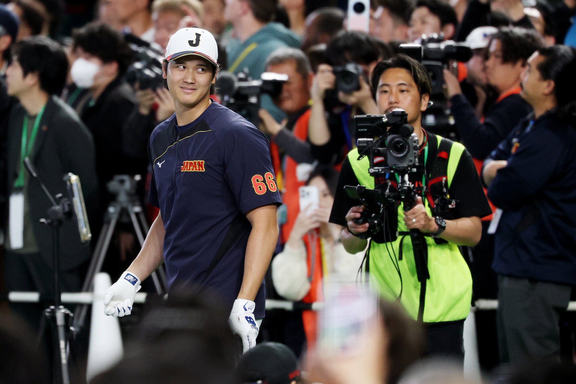 試合前、練習に臨む大谷翔平(左)を追う中継カメラ=金居達朗撮影