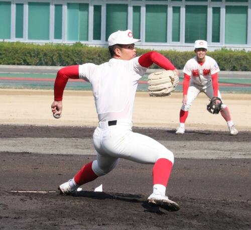 智弁学園対市尼崎　智弁学園の杉本が練習試合解禁初戦で好投する(撮影･林亮佑)