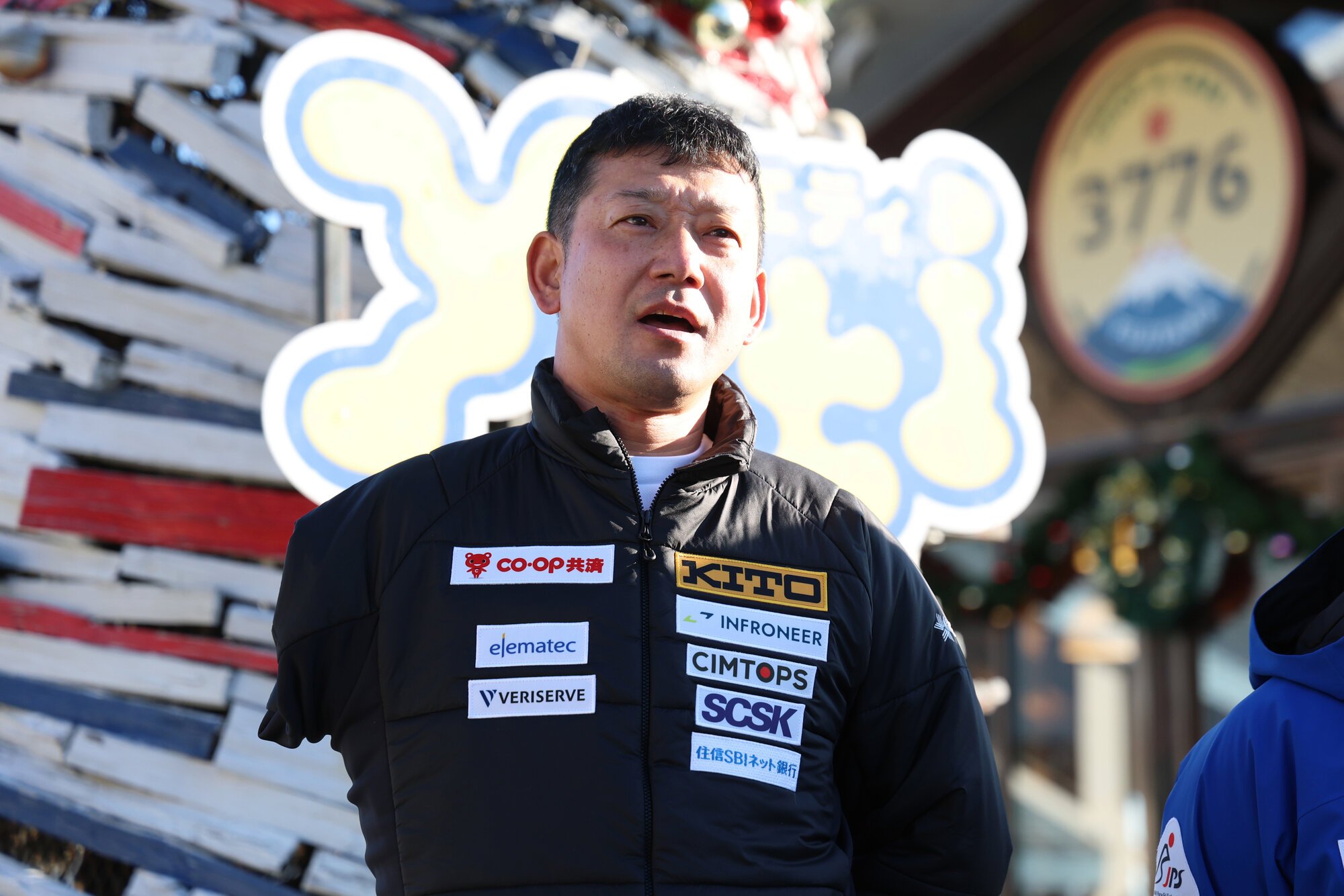 公開練習前の囲み取材に臨むパラスノーボード日本代表の大岩根正隆=井手さゆり撮影