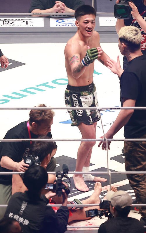 所(下)に1本勝ちした鹿志村(撮影･中島郁夫)