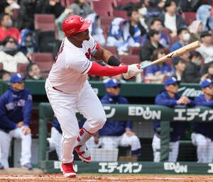 広島対中日　2回裏広島1死、モンテロは中越え本塁打を放つ(撮影･加藤孝規)