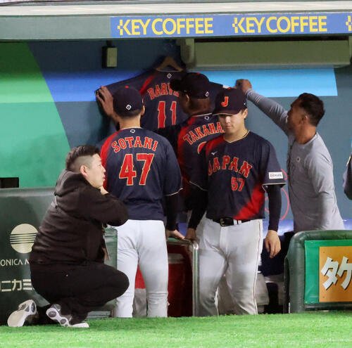 6日、ダルビッシュのユニホームをベンチ内にかける高橋宏斗ら
