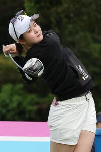 18番、ティーショットを放つ川崎(撮影･上山淳一)