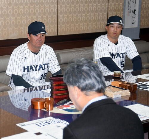 難波市長(手前)と歓談するハヤテ赤堀監督(左奥)と倉本