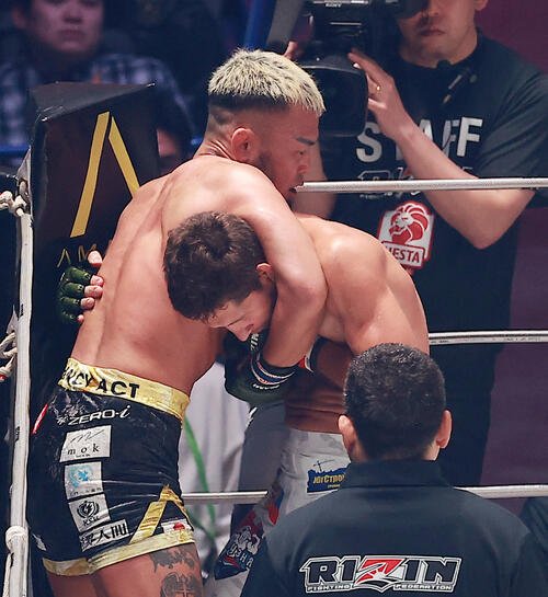 コレスニック(右)にネックロックを仕掛ける武田(撮影･中島郁夫)