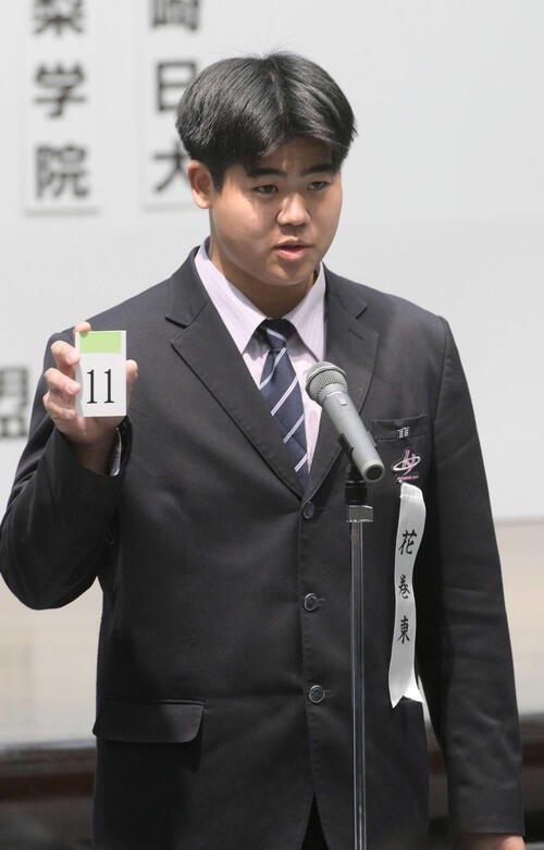 組み合わせの抽選を引く華巻東の古城大翔主将(撮影･滝沢美穂子)