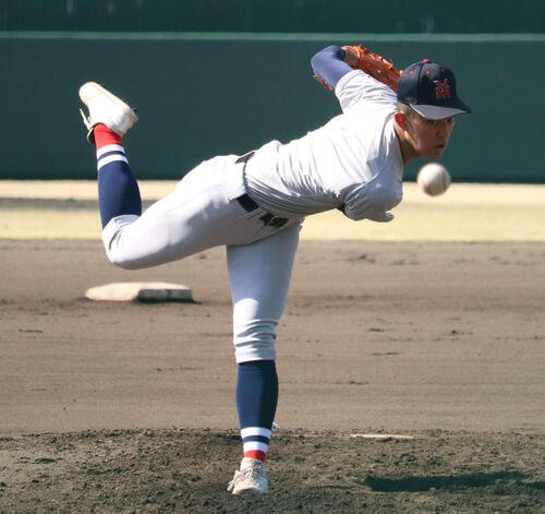 帝京三対横浜　3番手で登板し、3回を無安打無失点に抑えた横浜の織田(撮影･保坂淑子)