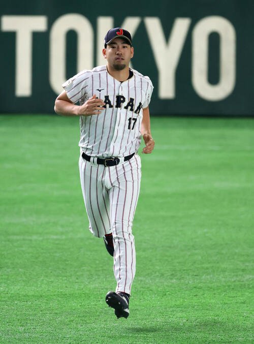 日本対韓国　試合前、グラウンドを駆ける菊池(撮影･加藤哉)