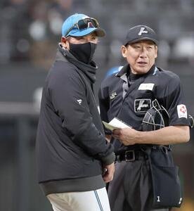 日本ハム対ロッテ　選手交代を告げる新庄監督(撮影･黒川智章)