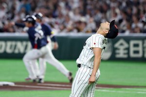 一回表韓国2死一、二塁、2点適時二塁打を打たれ天を仰ぐ菊池雄星=金居達朗撮影