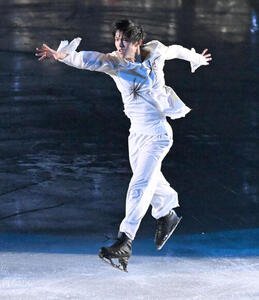 アイスショーで演技する羽生結弦(撮影･千葉一成)