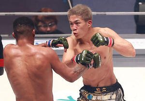 ミックス(左)に襲いかかる秋元(撮影･中島郁夫)