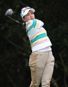 5番、ティーショットを放つ永井(撮影･上山淳一)