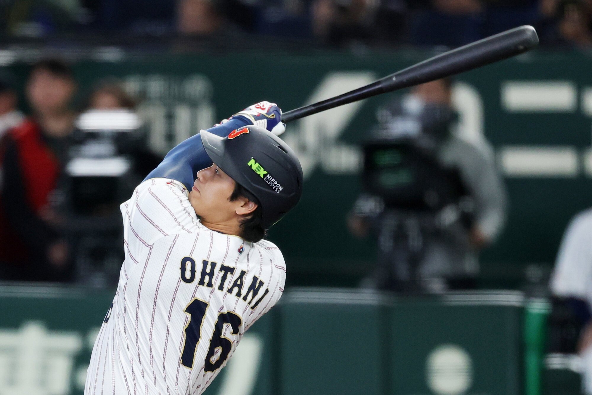 三回裏日本1死、大谷翔平は右中間に同点本塁打を放つ＝金居達朗撮影