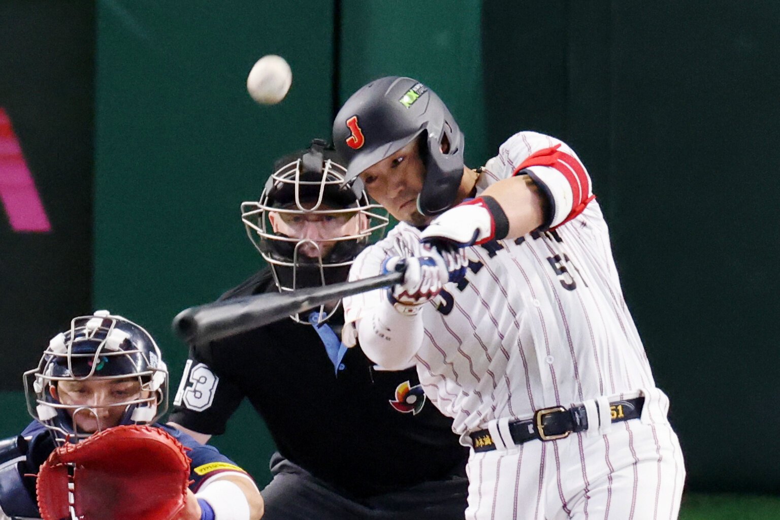 三回裏日本2死、鈴木誠也は左中間に勝ち越し本塁打を放つ=友永翔大撮影