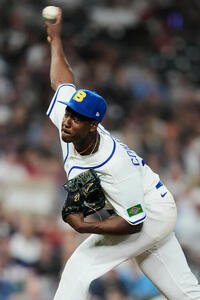 アメリカ戦で投球するブラジル代表のホセ･コントレラス(AP)