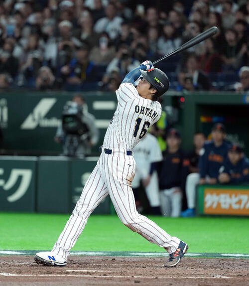 日本対韓国　3回裏日本1死、右中間にソロ本塁打を放つ大谷(撮影･たえ見朱実)