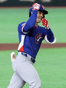 チェコ対台湾　2回表台湾2死満塁、フェアチャイルドは満塁本塁打を放ちガッツポーズで三塁を回る(撮影･浅見桂子)