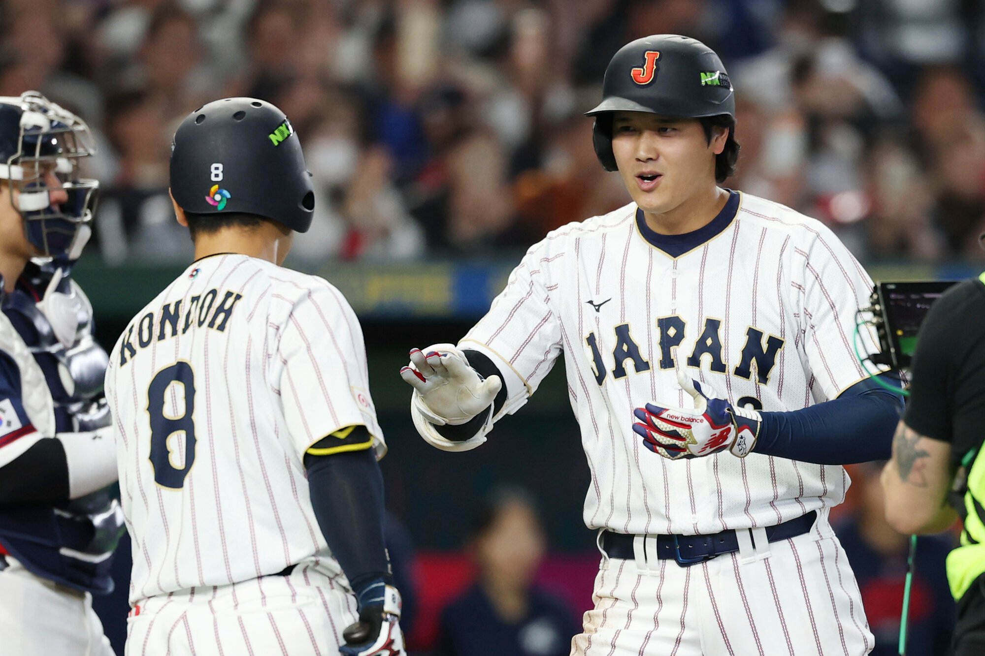 三回裏日本1死、大谷翔平(右)は右中間に同点本塁打を放ち生還＝内海日和撮影