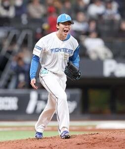 日本ハム対ロッテ　8回表ロッテ2死、山本を三振にとり叫ぶ大川(撮影･黒川智章)