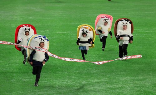 日本対韓国　国際すしレースはコハダが先着入選(撮影･加藤哉)