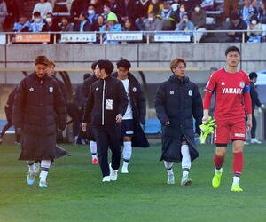 厳しい表情であいさつに向かう磐田の選手たち