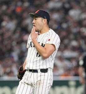 日本対韓国　3回、なめる菊池(撮影･井上学)