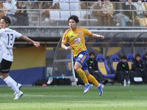 仙台対湘南　シュートを狙う仙台FW小林(撮影･高橋香奈)