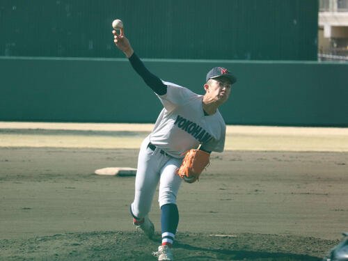 帝京三－横浜　練習試合　3番手で登板し、3回を無安打無失点に抑えた横浜の織田(撮影･保坂淑子)