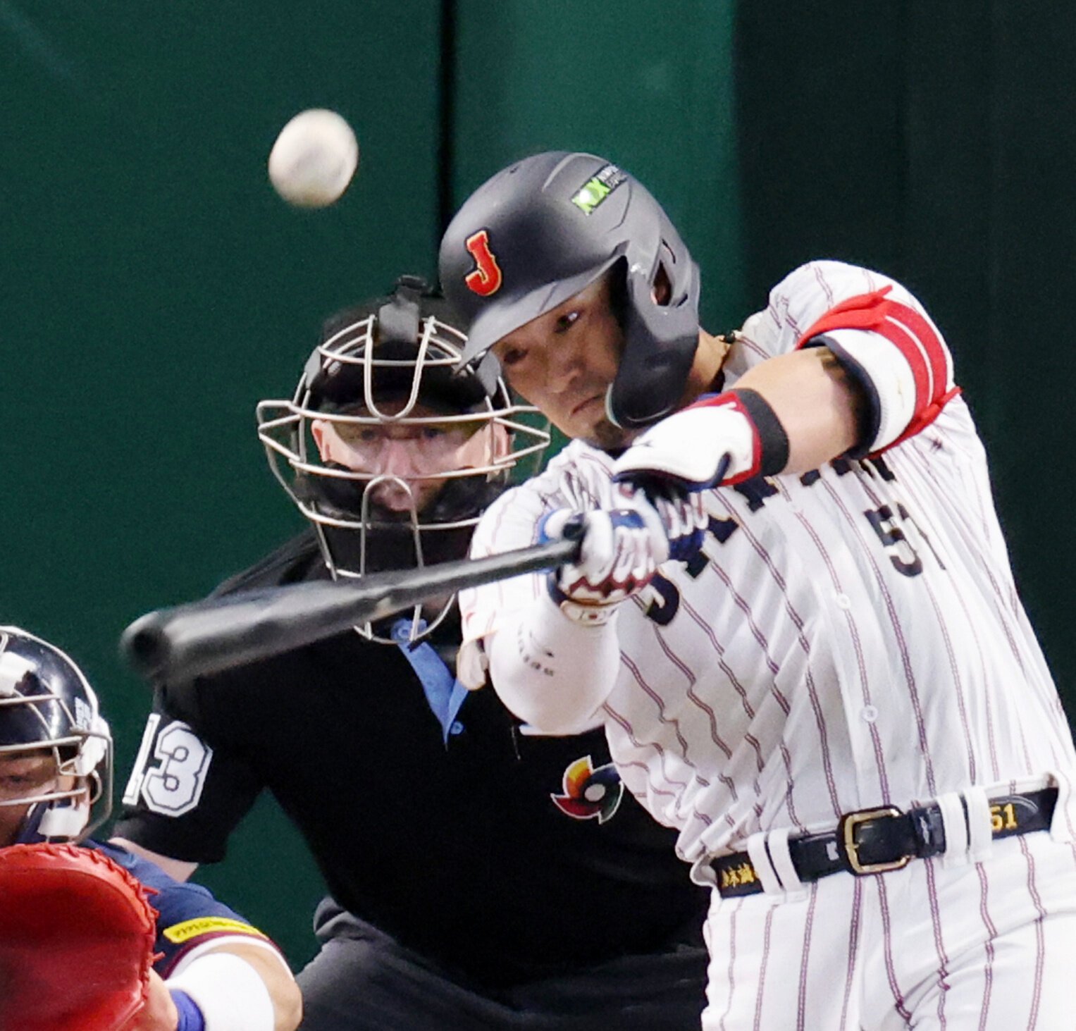 三回裏日本2死、鈴木誠也は左中間に勝ち越し本塁打を放つ=友永翔大撮影