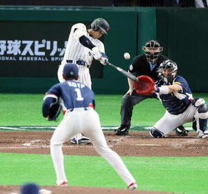 日本対韓国　3回裏日本1死、大谷は右越えソロ本塁打を放つ。投手高永表(撮影･加藤哉)
