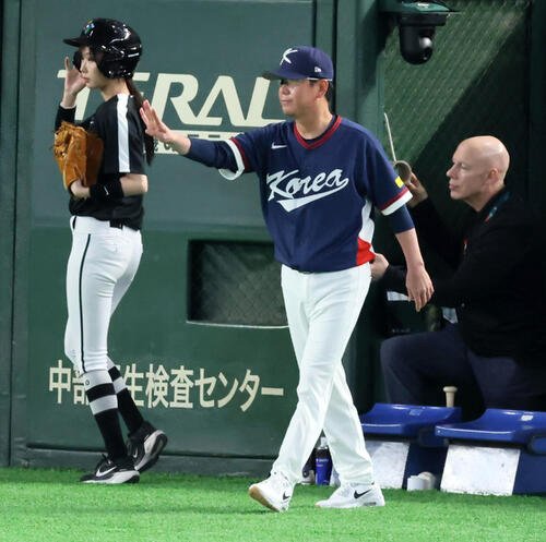 日本対韓国　7回裏日本2死三塁、柳志ヒョン監督は打者大谷に申告敬遠を申し出る(撮影･加藤哉)