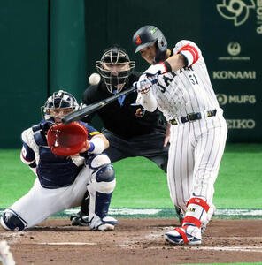 日本対韓国　3回裏日本2死、鈴木は左中間越えソロ本塁打を放つ(撮影･加藤哉)