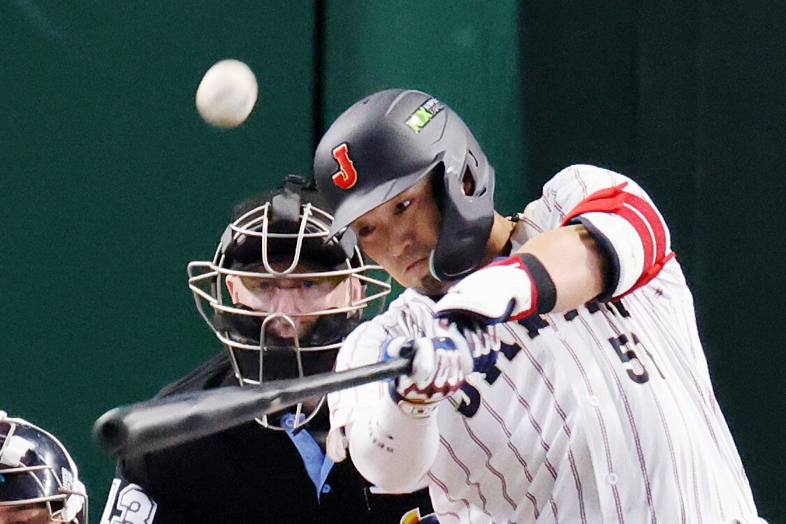 三回裏日本2死、鈴木誠也は左中間に勝ち越し本塁打を放つ=友永翔大撮影