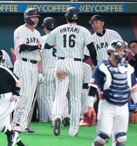 日本対韓国　7回裏日本2死満塁、吉田の2点適時打で生還した二塁走者近藤(左から2人目)と三塁走者大谷(手前)を迎える井端監督(右)と村上(撮影･鈴木みどり)