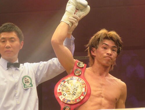 勝ち名乗りを受ける東洋太平洋スーパーフェザー級王者波田大和(右)