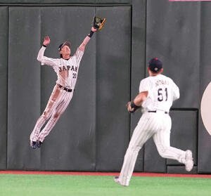 日本対韓国　9回表韓国1死、ジョーンズの飛球をジャンピングキャッチする周東(撮影･井上学)