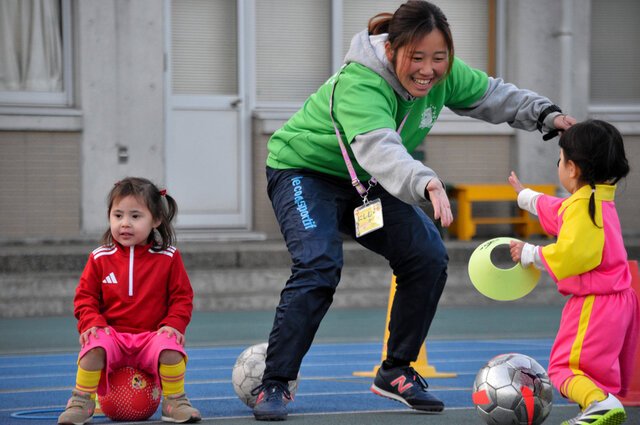 遊びの要素満載のメニューで、サッカー指導をするなでしこサッカークラブの西村かんなコーチ＝東京都大田区、いずれも中小路徹撮影